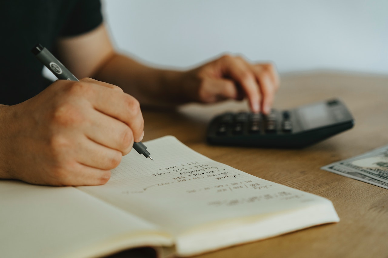Cum să îți ții evidența contabilă și să îți faci raportările financiare